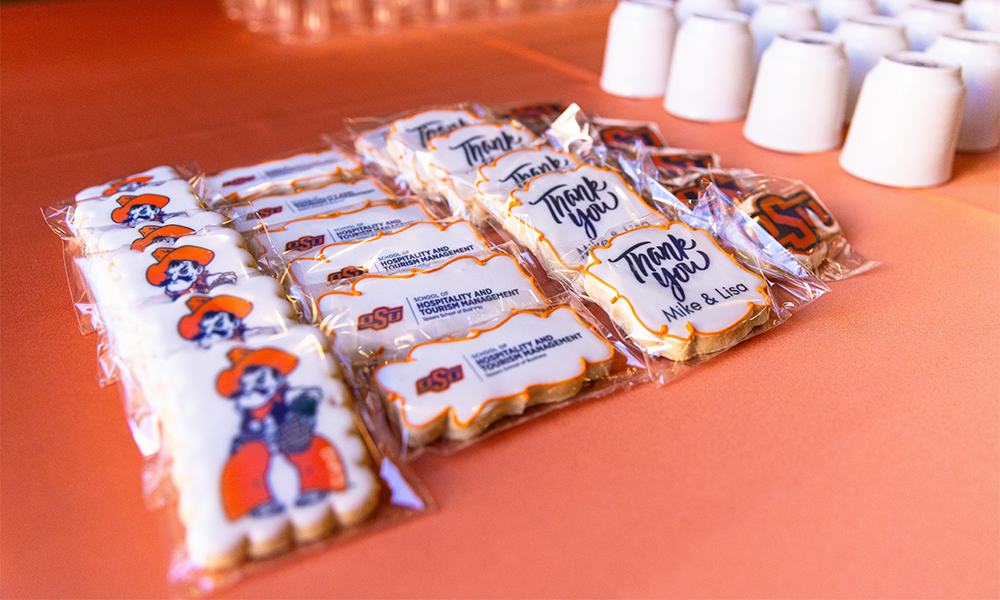 Cookies thanking Mike and Lisa Rogers that feature Business Pete.