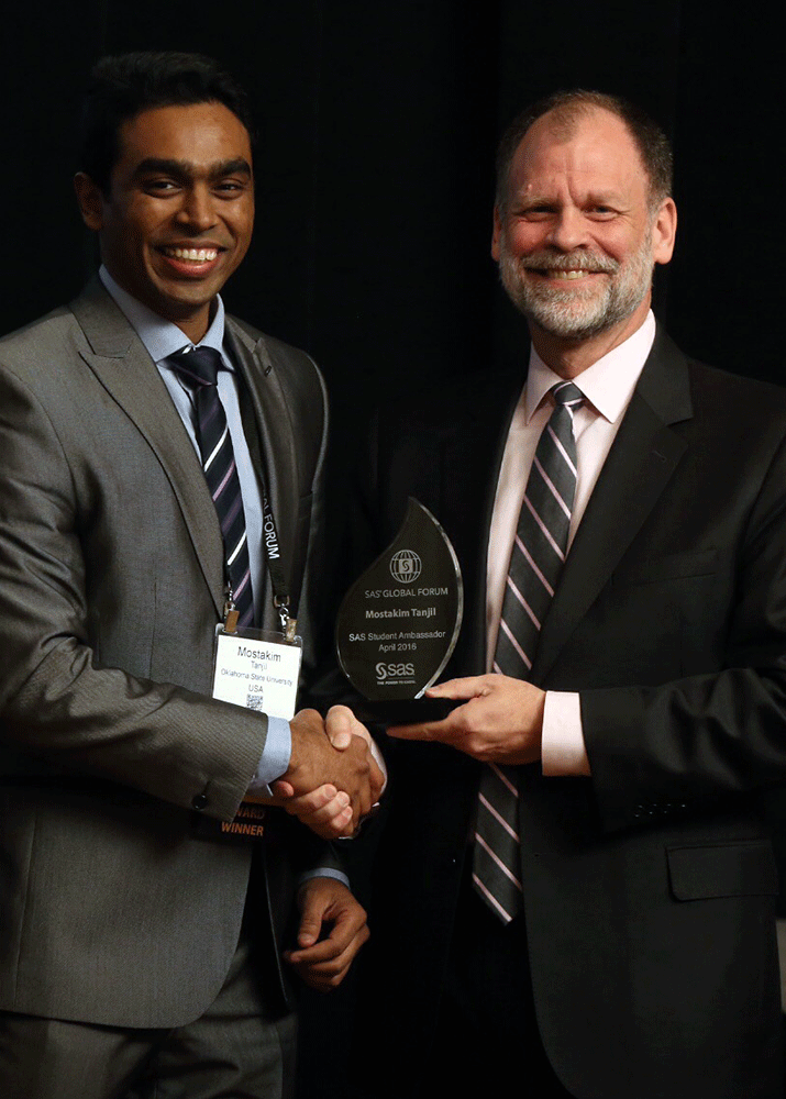 Vinoth Kumar Raja being awarded the