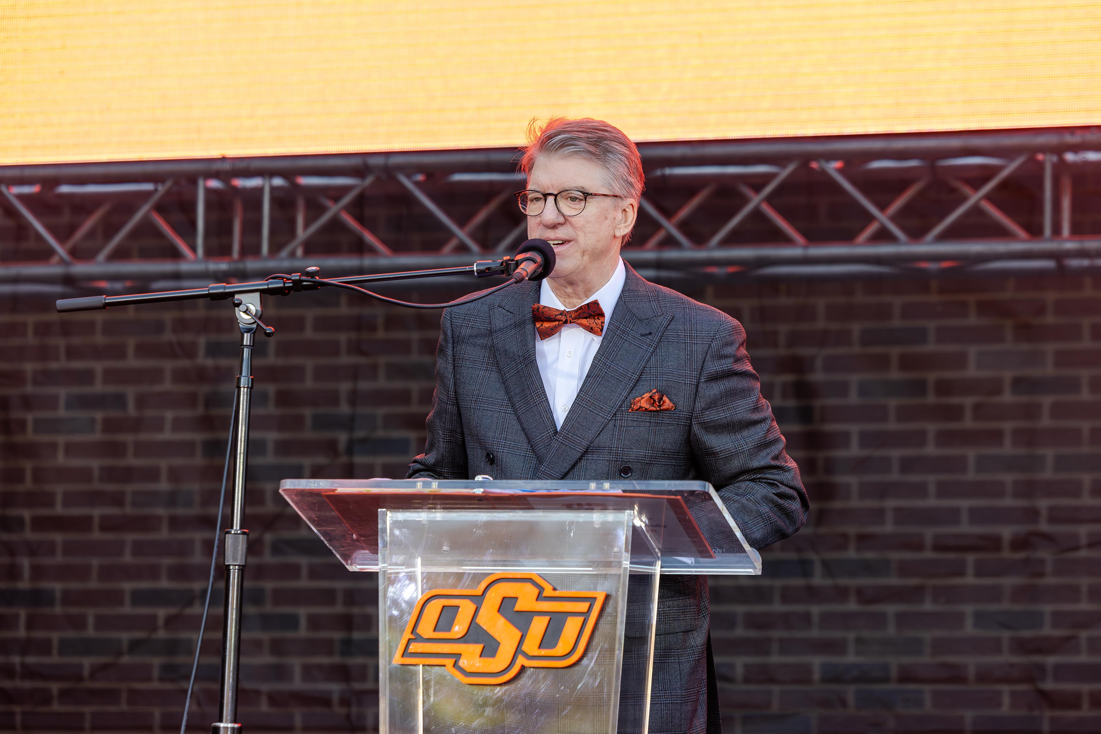OSU President Jim Hess speaks from a podium.