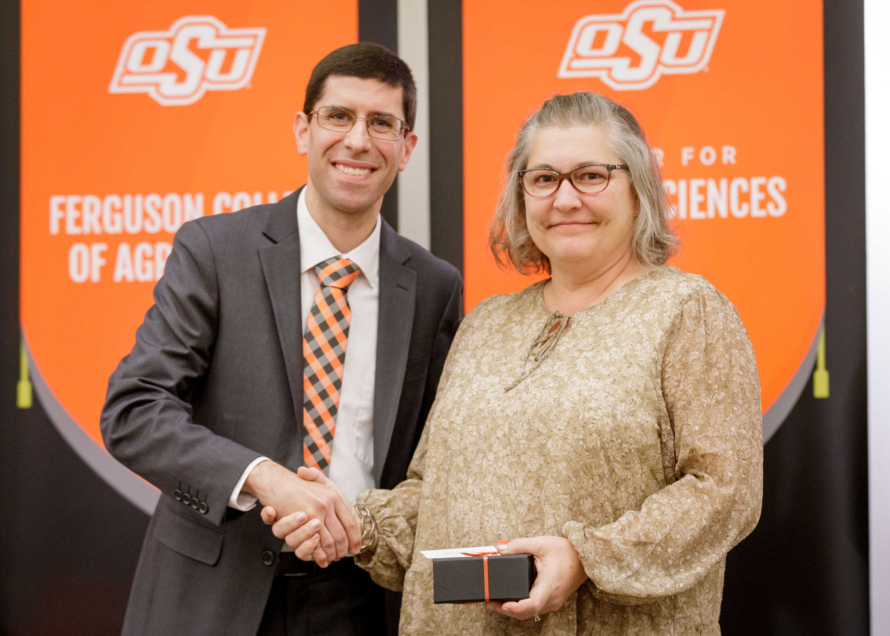 Senior academic advisor Michelle Crew receives award.