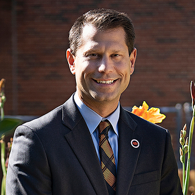 Dr. Carlos Valiente Dr. Carlos Valiente