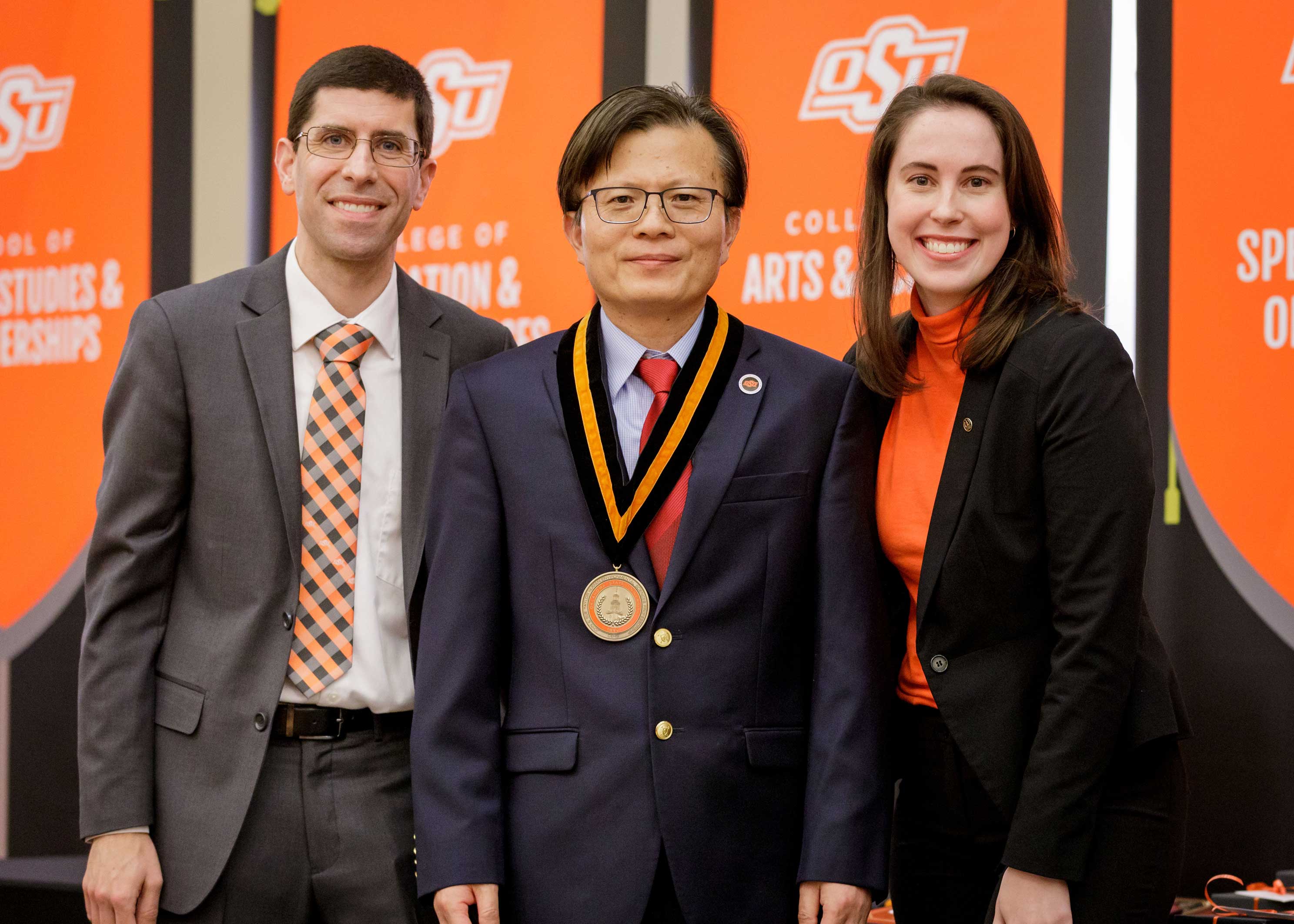 Dr. Daniel Lin receives award. 