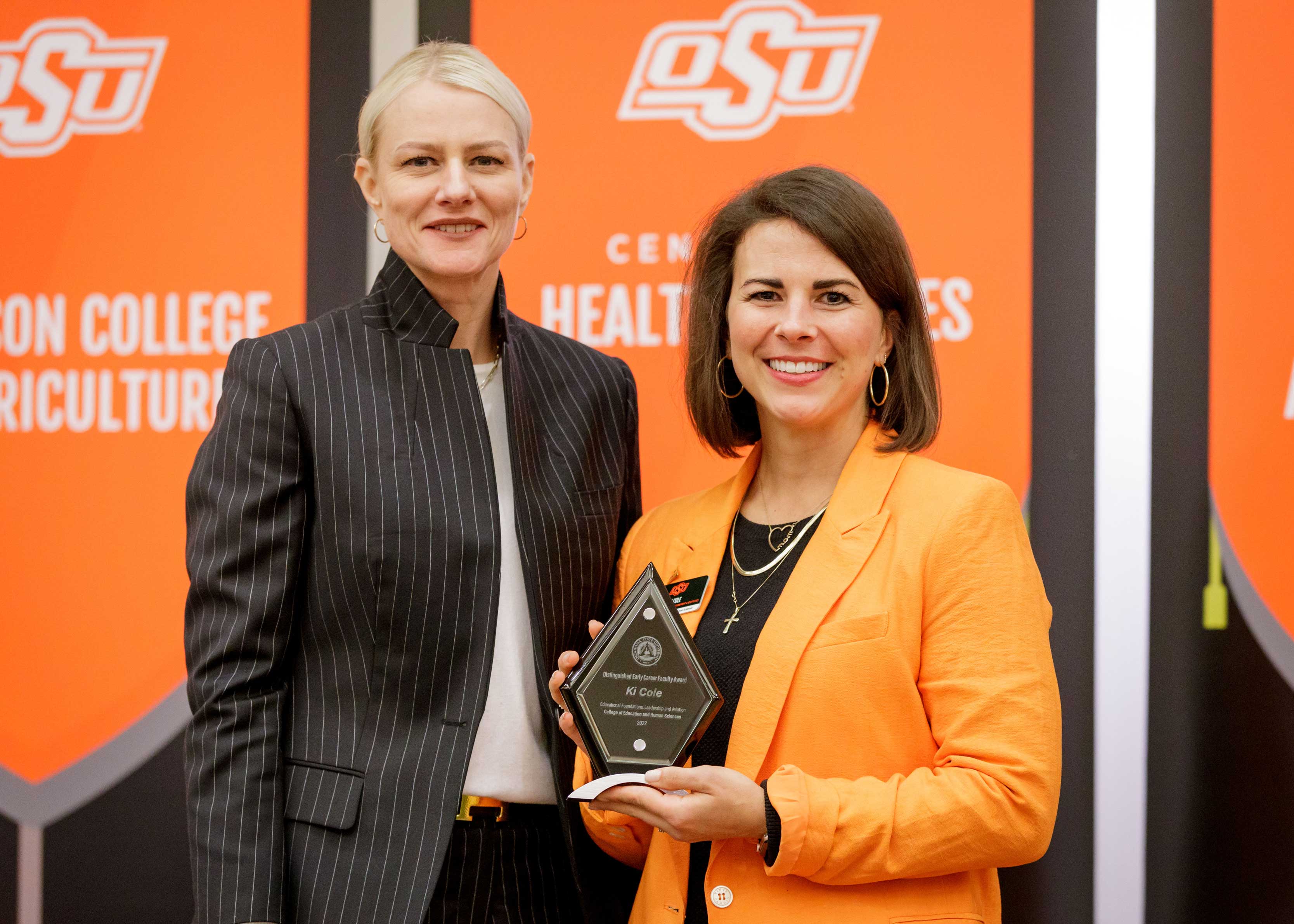 Dr. Ki Cole receives award from President Shrum. 