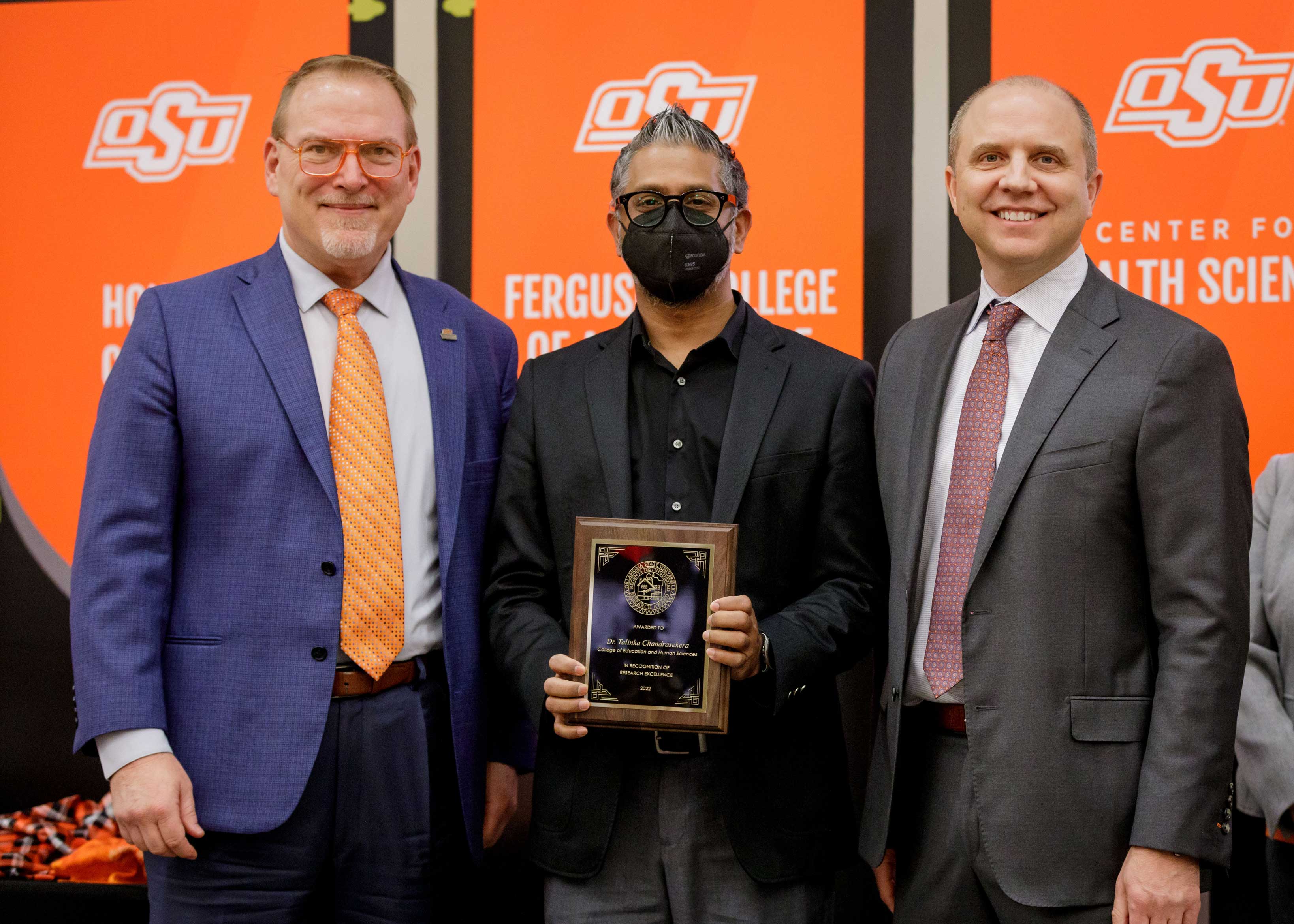 Dr. Tilanka Chandrasekera receives award. 