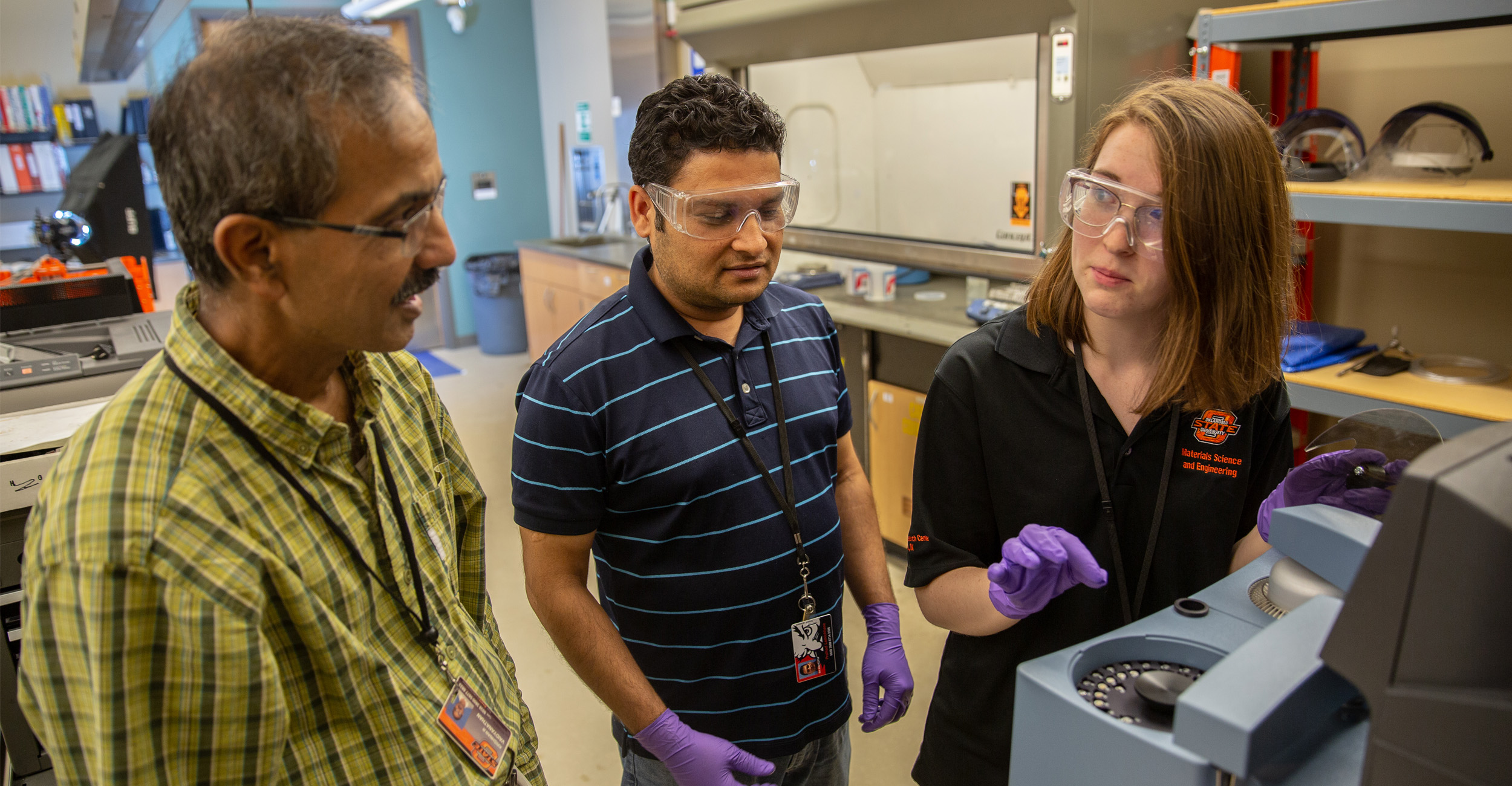 Dr. Ranji Vaidyanathan working with students in the lab.