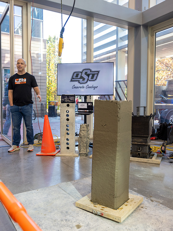 Betonowa kolumna stoi po tym, jak zespół starszych projektantów OSU o nazwie Concrete Cowboys zademonstrował proces drukowania betonowych kolumn w 3D.
