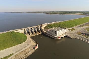 Aerial view of Lake Red Rock Dam on the Des Moines River, Iowa, showing the gated spillway and the Red Rock hydropower powerhouse.