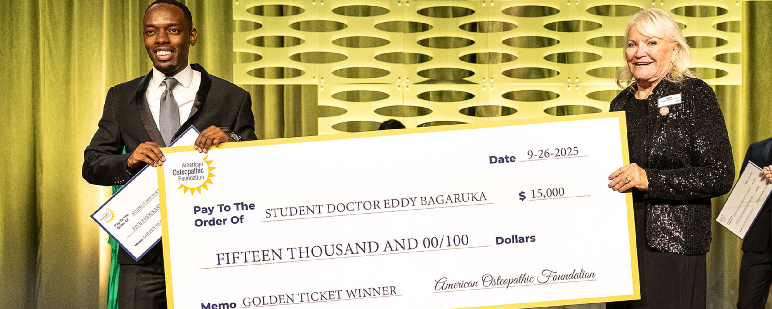 Medical student Eddy Bagaruka accepts an award from the American Osteopathic Foundation.