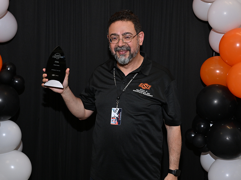 Dr. Khalid Sallam with his Student Advisory of the Year Award.