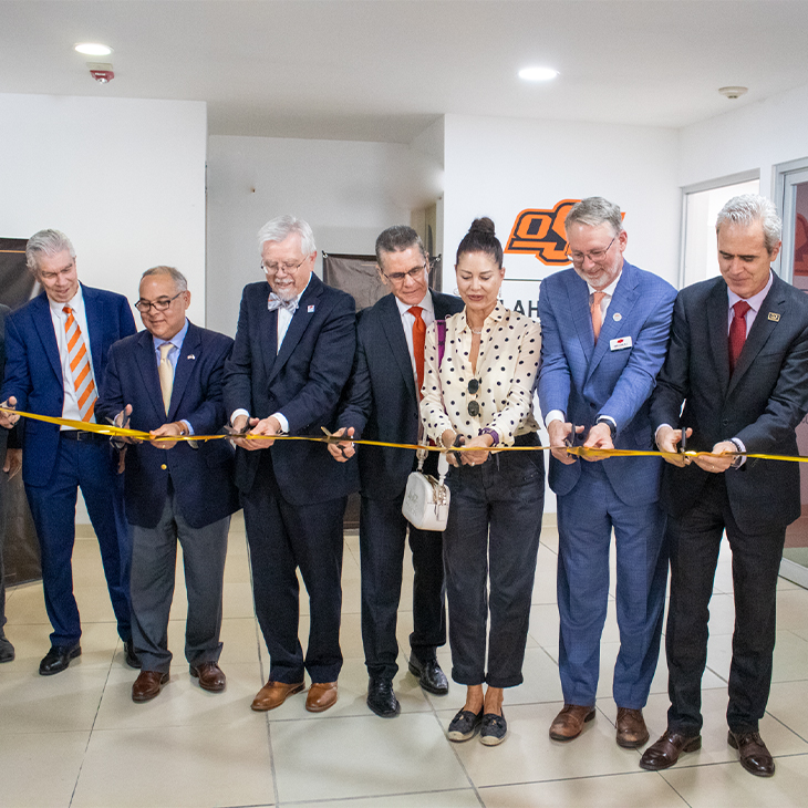 OSU delegation and UPAEP board members cut the ribbon to open the OSU-Mexico office. 