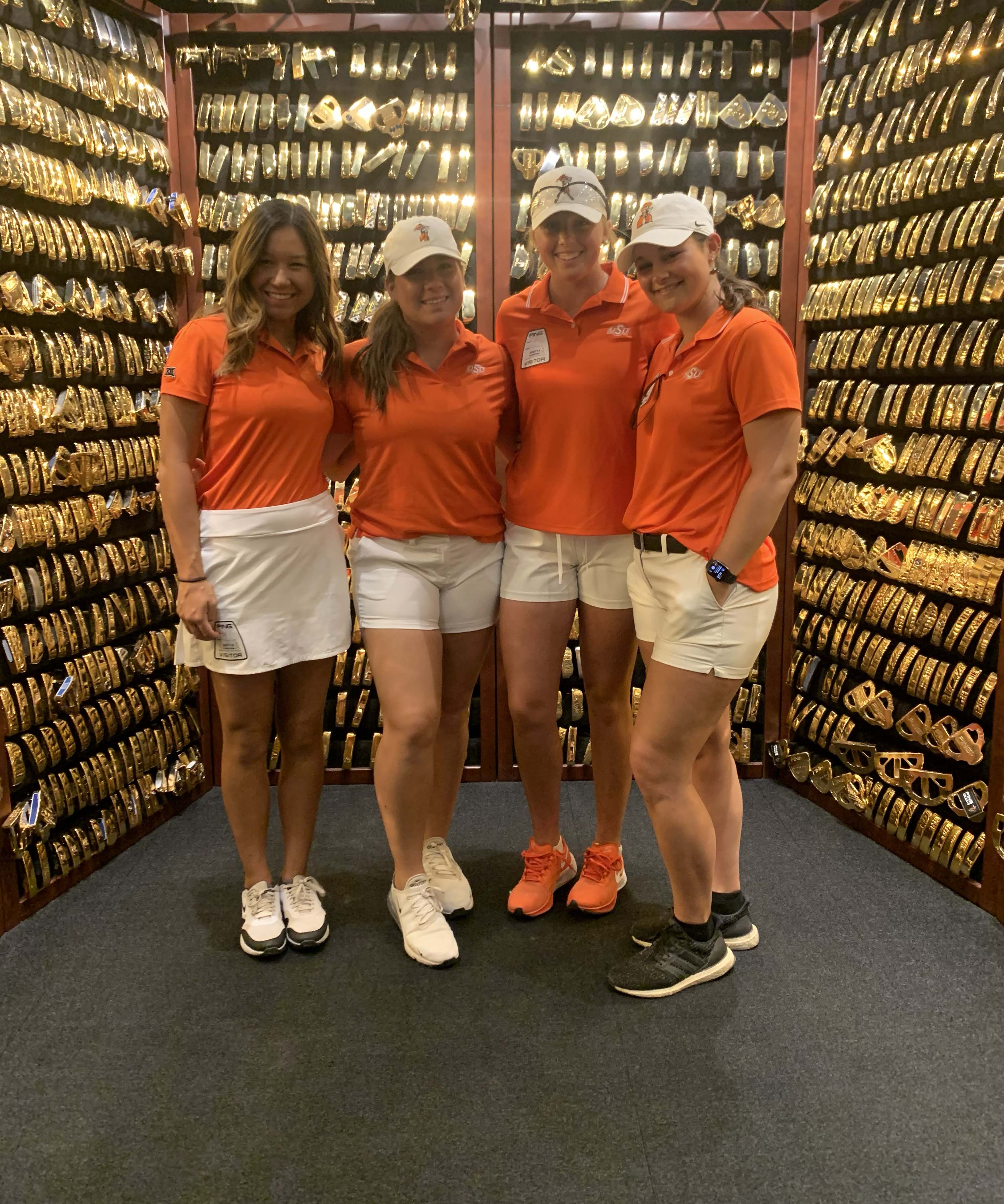 Jenna in the golden putter vault with her Cowgirl golf teammates. 