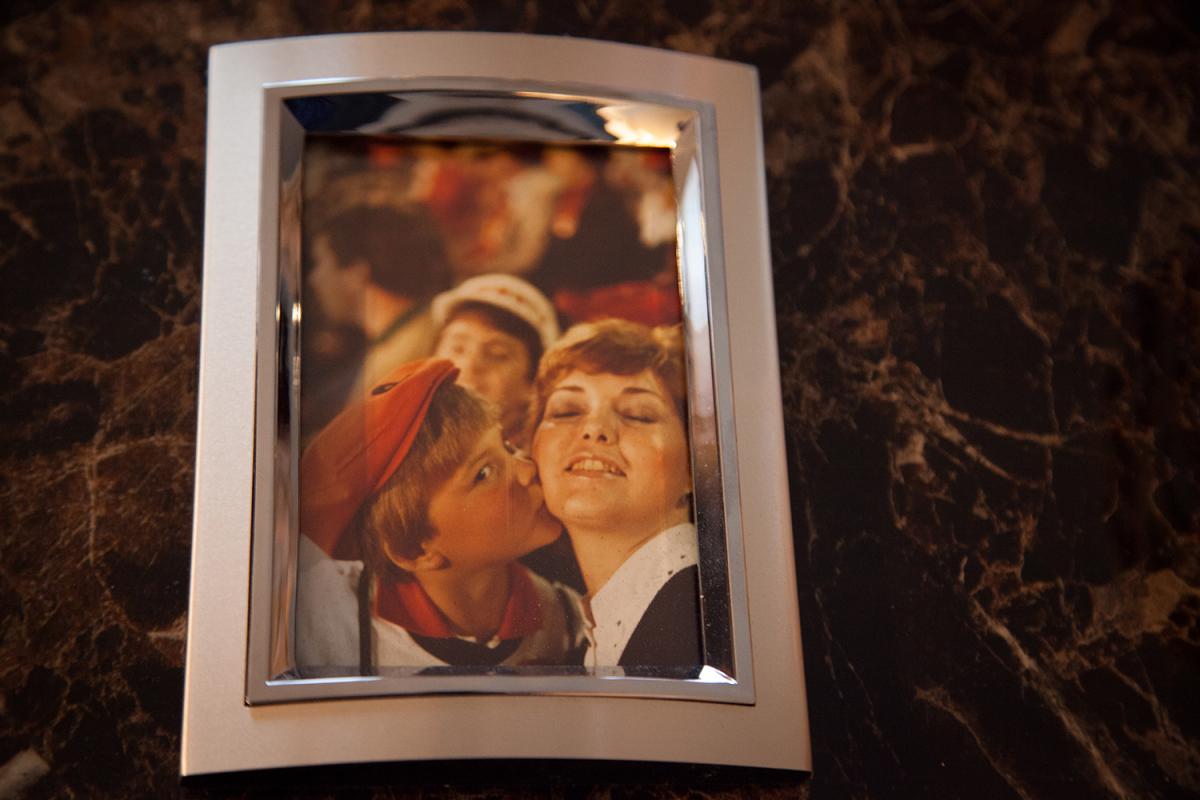 Framed photo of Lawana's son kissing her on the cheek