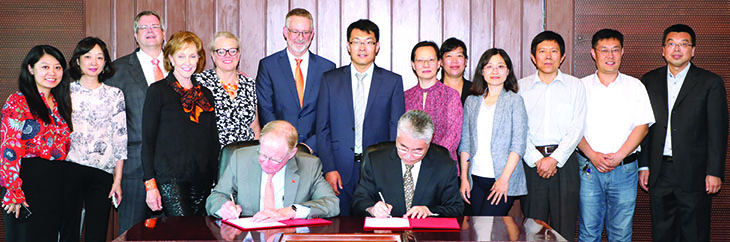 OSU President Burns Hargis and Ocean University of China President Zhigang Yu sign an agreement to work together in Qingdao.
