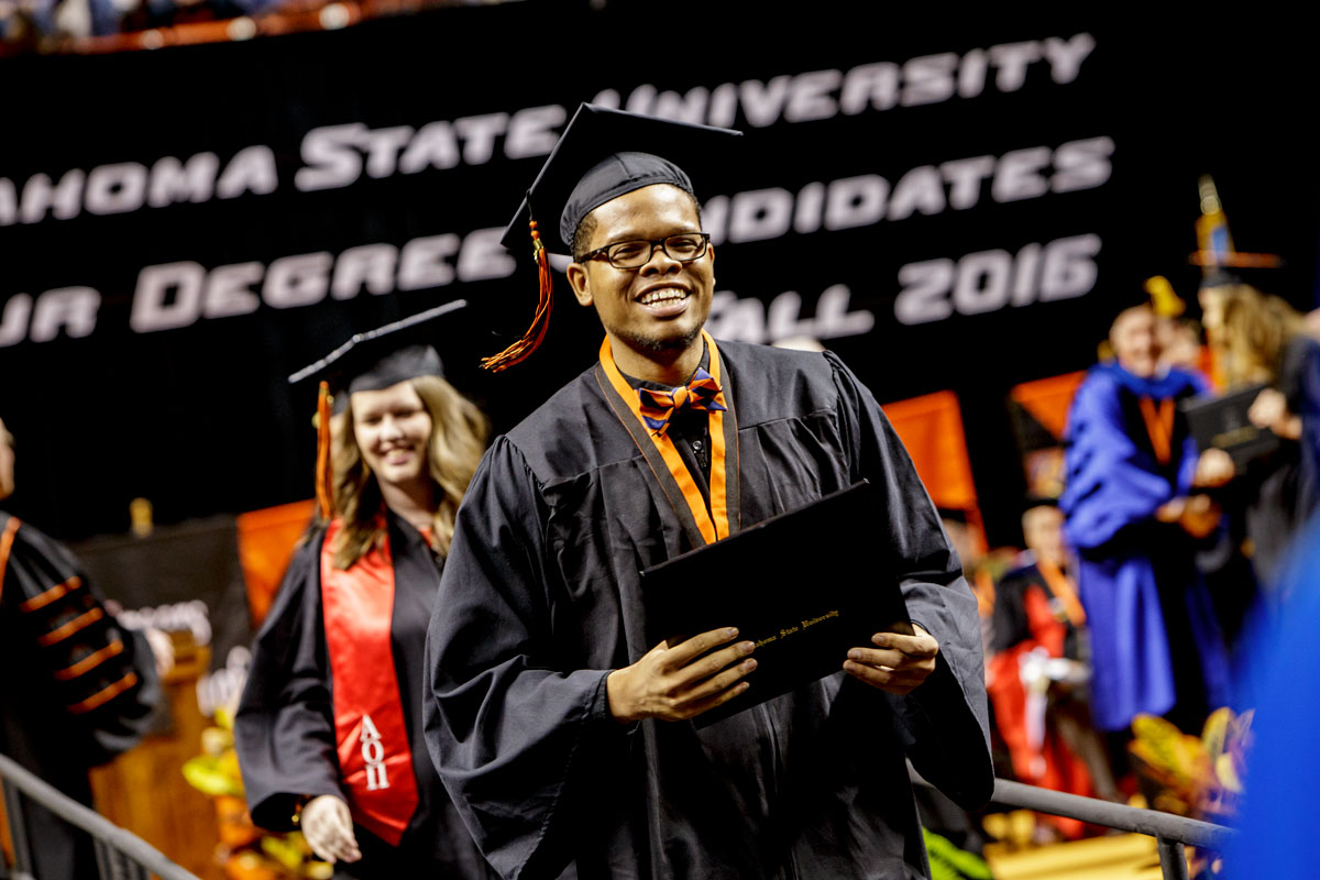 Justice Steven Taylor speaks to Oklahoma State University graduates