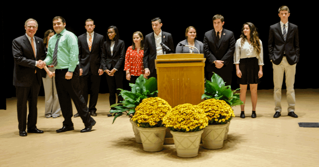 Michael Gotwald shaking President Hargis' hand